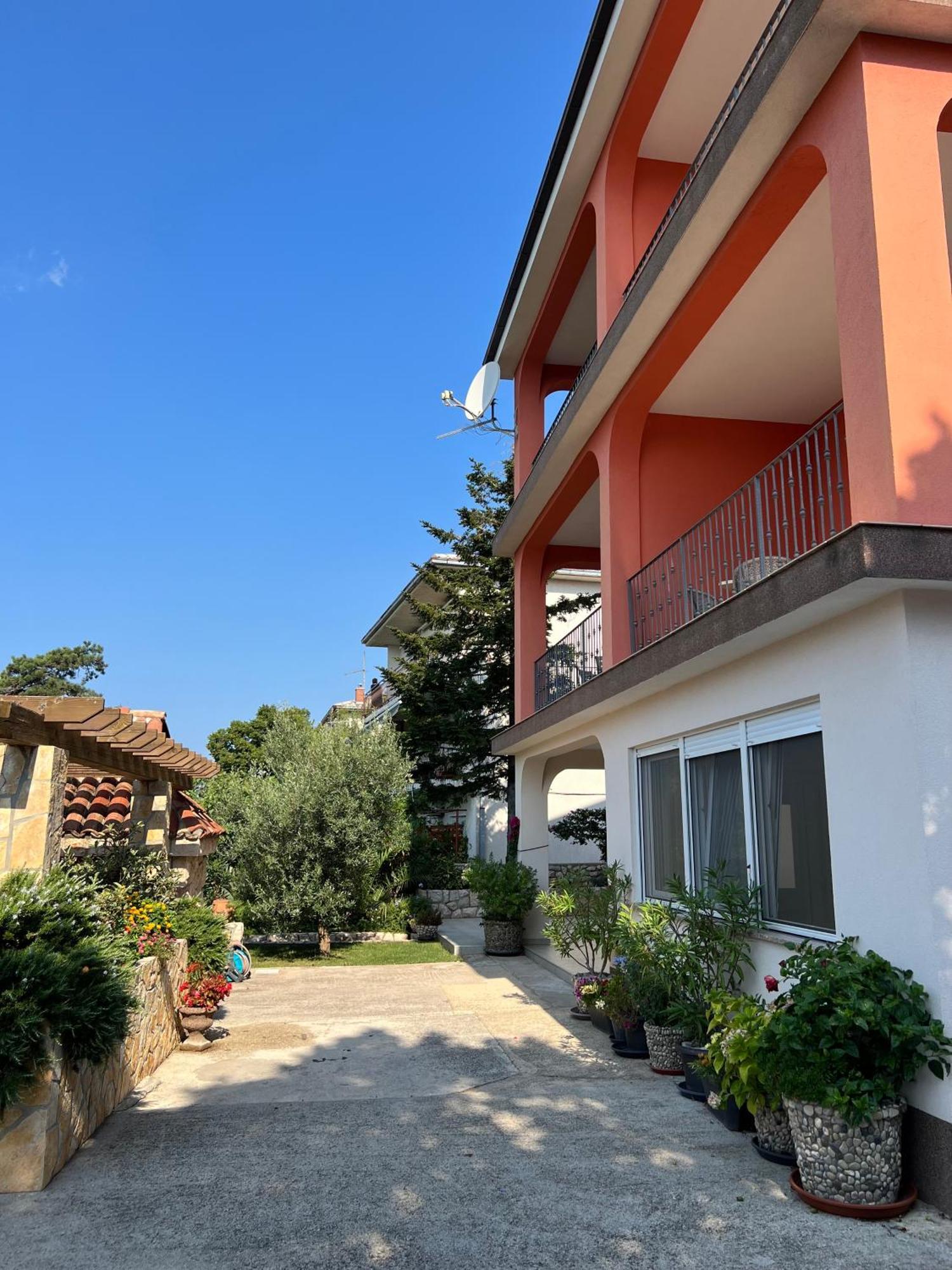 Mauro Apartman *